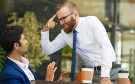 O chefe pode chamar a atenção de um funcionário na presença dos colegas?