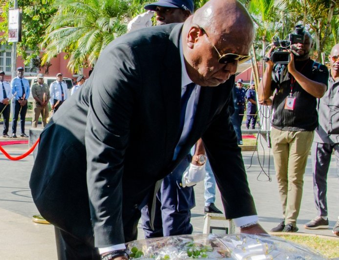 Deposição de flores marca início do Dia da Cultura Nacional
