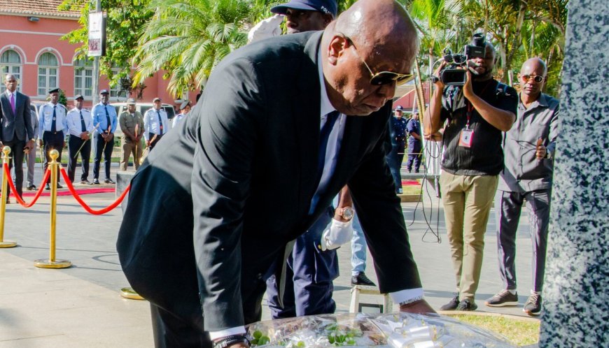 Deposição de flores marca início do Dia da Cultura Nacional