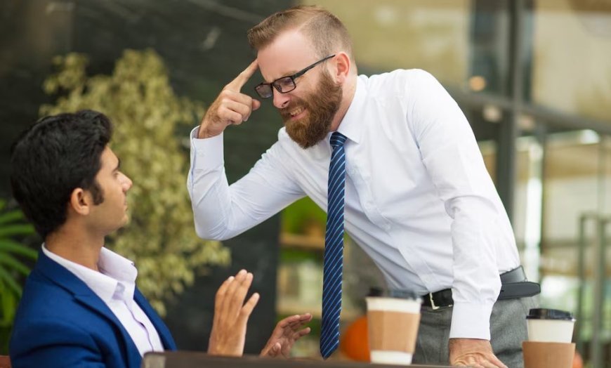O chefe pode chamar a atenção de um funcionário na presença dos colegas?